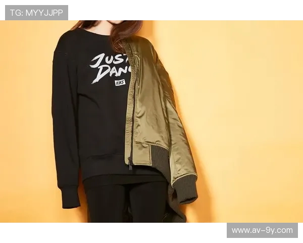 以足球玩偶帽子为灵感打造充满运动与童趣的创意时尚风